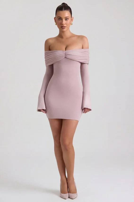 Vestido corto fruncido con hombros descubiertos de mezcla de modal y cachemira de Thais en color topo Vestido corto fruncido con hombros descubiertos de mezcla de modal y cachemira de Thais en color topo