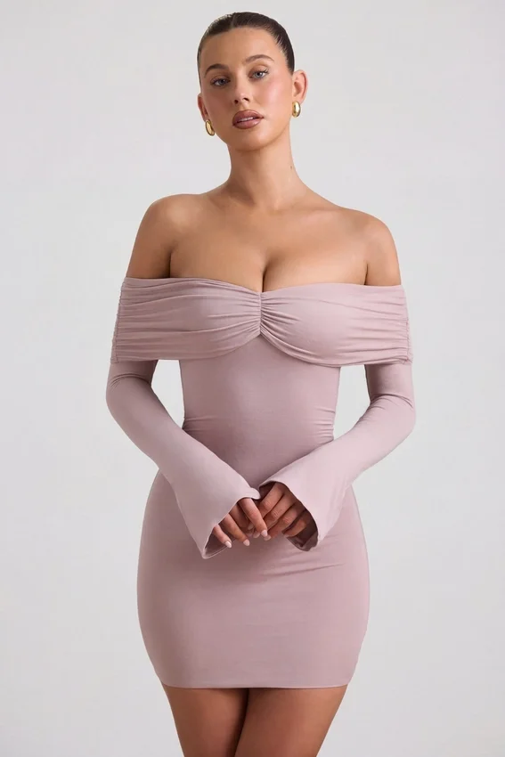 Vestido corto fruncido con hombros descubiertos de mezcla de modal y cachemira de Thais en color topo Vestido corto fruncido con hombros descubiertos de mezcla de modal y cachemira de Thais en color topo