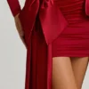Vestido corto fruncido con lazo Karelyn en rojo intenso Vestido corto fruncido con lazo Karelyn en rojo intenso