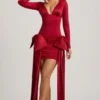Vestido corto fruncido con lazo Karelyn en rojo intenso Vestido corto fruncido con lazo Karelyn en rojo intenso