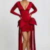 Vestido corto fruncido con lazo Karelyn en rojo intenso Vestido corto fruncido con lazo Karelyn en rojo intenso