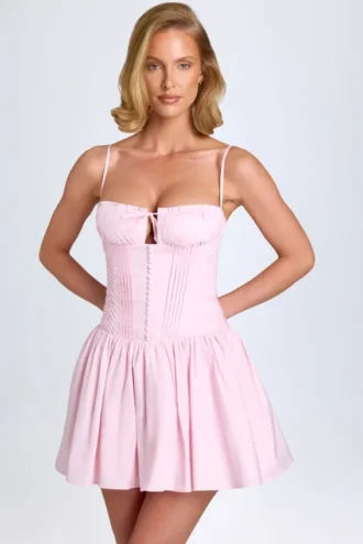 Vestido corto fruncido con pinzas Dorothea en color rosa palo