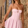 Vestido corto fruncido con pinzas Dorothea en color rosa palo