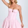 Vestido corto fruncido con pinzas Dorothea en color rosa palo