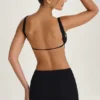 Vestido corto Gaia con corte en A y aberturas en negro Vestido corto Gaia con corte en A y aberturas en negro
