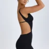 Vestido corto Gaia con corte en A y aberturas en negro Vestido corto Gaia con corte en A y aberturas en negro