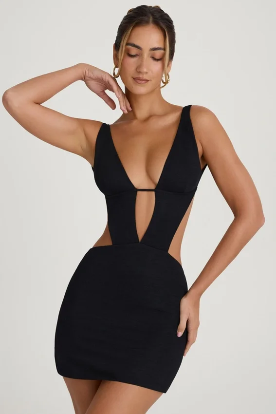 Vestido corto Gaia con corte en A y aberturas en negro Vestido corto Gaia con corte en A y aberturas en negro