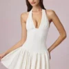 Vestido corto Haddie de modal con bordado inglés y cuello halter en blanco Vestido corto Haddie de modal con bordado inglés y cuello halter en blanco