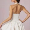 Vestido corto Haddie de modal con bordado inglés y cuello halter en blanco Vestido corto Haddie de modal con bordado inglés y cuello halter en blanco