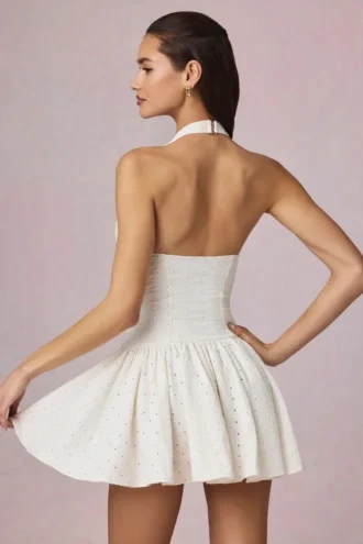 Vestido corto Haddie de modal con bordado inglés y cuello halter en blanco