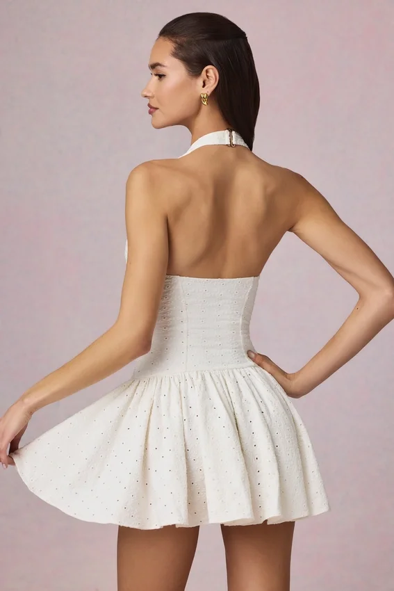 Vestido corto Haddie de modal con bordado inglés y cuello halter en blanco Vestido corto Haddie de modal con bordado inglés y cuello halter en blanco