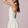 Vestido corto Haddie de modal con bordado inglés y cuello halter en blanco Vestido corto Haddie de modal con bordado inglés y cuello halter en blanco