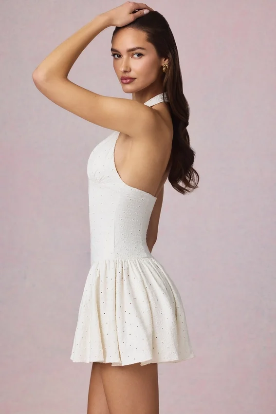 Vestido corto Haddie de modal con bordado inglés y cuello halter en blanco Vestido corto Haddie de modal con bordado inglés y cuello halter en blanco