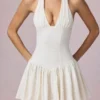 Vestido corto Haddie de modal con bordado inglés y cuello halter en blanco Vestido corto Haddie de modal con bordado inglés y cuello halter en blanco
