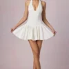 Vestido corto Haddie de modal con bordado inglés y cuello halter en blanco Vestido corto Haddie de modal con bordado inglés y cuello halter en blanco