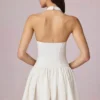 Vestido corto Haddie de modal con bordado inglés y cuello halter en blanco Vestido corto Haddie de modal con bordado inglés y cuello halter en blanco