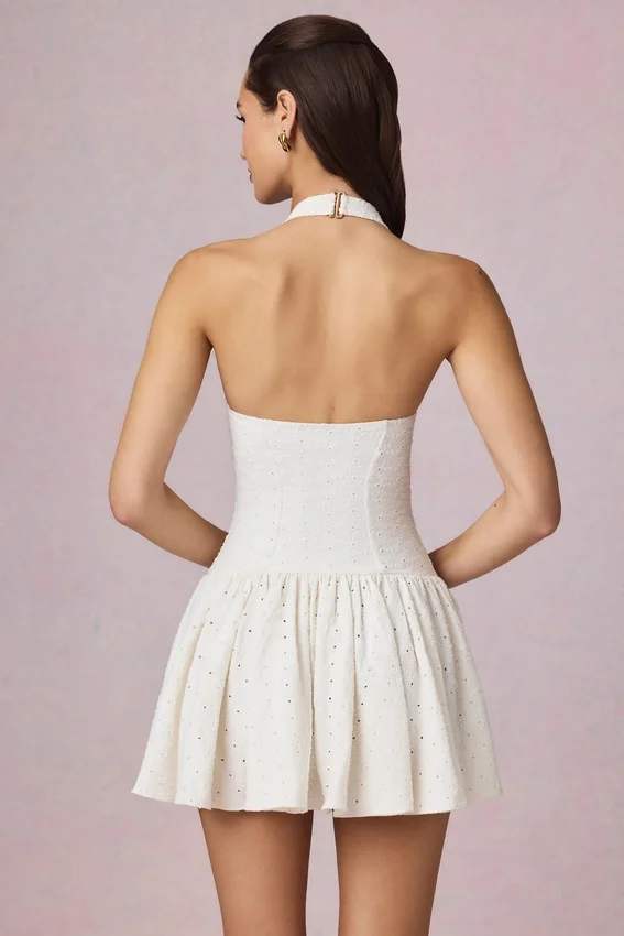 Vestido corto Haddie de modal con bordado inglés y cuello halter en blanco Vestido corto Haddie de modal con bordado inglés y cuello halter en blanco