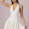 Vestido corto Haddie de modal con bordado inglés y cuello halter en blanco Vestido corto Haddie de modal con bordado inglés y cuello halter en blanco