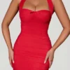 Vestido corto halter fruncido con lazo Aisha en rojo Vestido corto halter fruncido con lazo Aisha en rojo