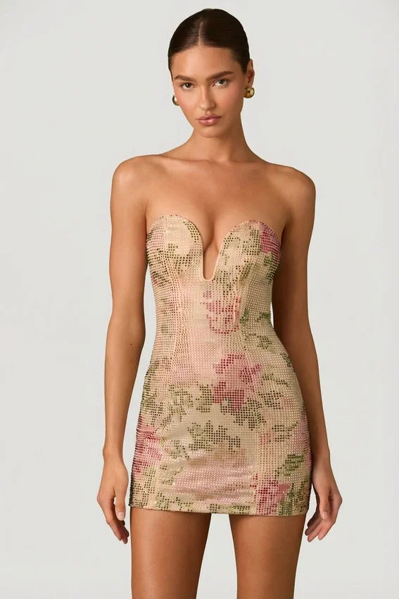 Vestido corto Harlie con cuello corazón y corte en A, adornado con cristales Hotfix en rosa Vestido corto Harlie con cuello corazón y corte en A, adornado con cristales Hotfix en rosa