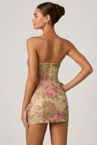 Vestido corto Harlie con cuello corazón y corte en A, adornado con cristales Hotfix en rosa