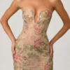 Vestido corto Harlie con cuello corazón y corte en A, adornado con cristales Hotfix en rosa Vestido corto Harlie con cuello corazón y corte en A, adornado con cristales Hotfix en rosa