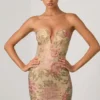 Vestido corto Harlie con cuello corazón y corte en A, adornado con cristales Hotfix en rosa Vestido corto Harlie con cuello corazón y corte en A, adornado con cristales Hotfix en rosa