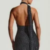 Vestido corto Henrietta con cuello halter y detalle de pañuelo adornado en negro Vestido corto Henrietta con cuello halter y detalle de pañuelo adornado en negro