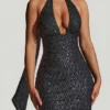 Vestido corto Henrietta con cuello halter y detalle de pañuelo adornado en negro Vestido corto Henrietta con cuello halter y detalle de pañuelo adornado en negro