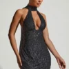 Vestido corto Henrietta con cuello halter y detalle de pañuelo adornado en negro Vestido corto Henrietta con cuello halter y detalle de pañuelo adornado en negro