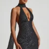 Vestido corto Henrietta con cuello halter y detalle de pañuelo adornado en negro Vestido corto Henrietta con cuello halter y detalle de pañuelo adornado en negro