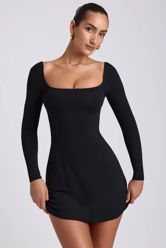 Vestido corto Hope de modal con cuello cuadrado y manga larga en negro Vestido corto Hope de modal con cuello cuadrado y manga larga en negro