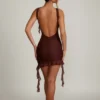 Vestido corto Iolanda sin espalda con volantes en marrón