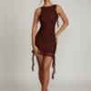 Vestido corto Iolanda sin espalda con volantes en marrón