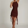 Vestido corto Iolanda sin espalda con volantes en marrón