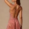 Vestido corto Isalyn con cuello cowl y escote pronunciado en estampado de cachemira Vestido corto Isalyn con cuello cowl y escote pronunciado en estampado de cachemira