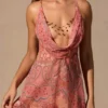 Vestido corto Isalyn con cuello cowl y escote pronunciado en estampado de cachemira Vestido corto Isalyn con cuello cowl y escote pronunciado en estampado de cachemira