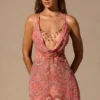 Vestido corto Isalyn con cuello cowl y escote pronunciado en estampado de cachemira Vestido corto Isalyn con cuello cowl y escote pronunciado en estampado de cachemira