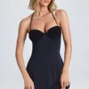 Vestido corto Jaeda de corte A con volantes aplicados y cuello halter en negro Vestido corto Jaeda de corte A con volantes aplicados y cuello halter en negro