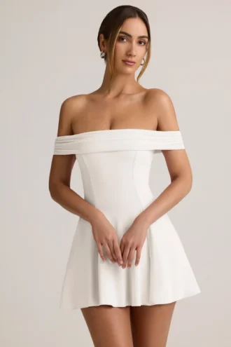 Vestido corto Jaida de modal con hombros descubiertos y corte en A en blanco