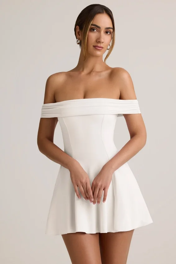 Vestido corto Jaida de modal con hombros descubiertos y corte en A en blanco Vestido corto Jaida de modal con hombros descubiertos y corte en A en blanco