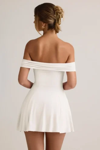 Vestido corto Jaida de modal con hombros descubiertos y corte en A en blanco