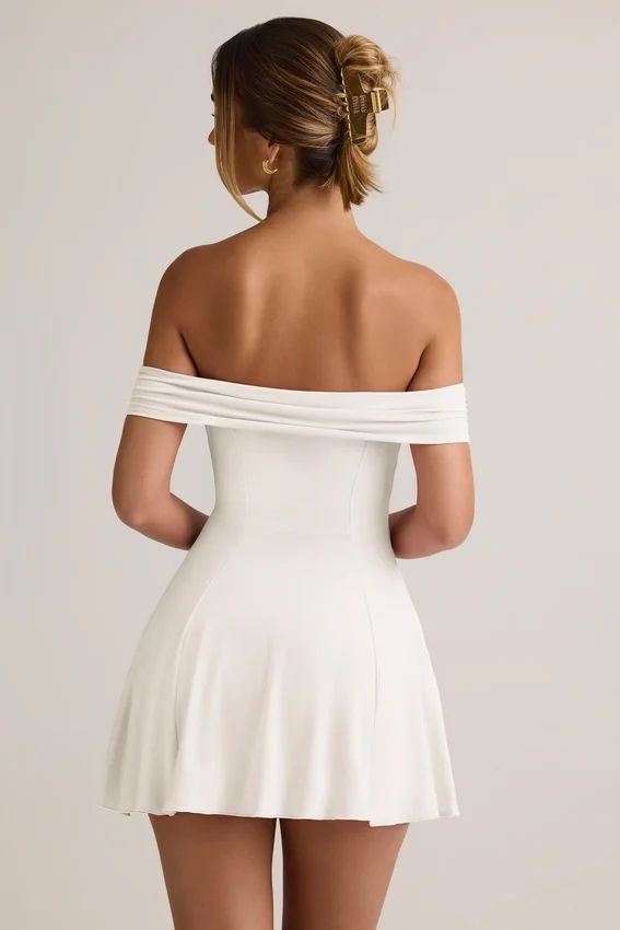 Vestido corto Jaida de modal con hombros descubiertos y corte en A en blanco Vestido corto Jaida de modal con hombros descubiertos y corte en A en blanco