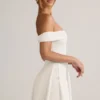 Vestido corto Jaida de modal con hombros descubiertos y corte en A en blanco Vestido corto Jaida de modal con hombros descubiertos y corte en A en blanco