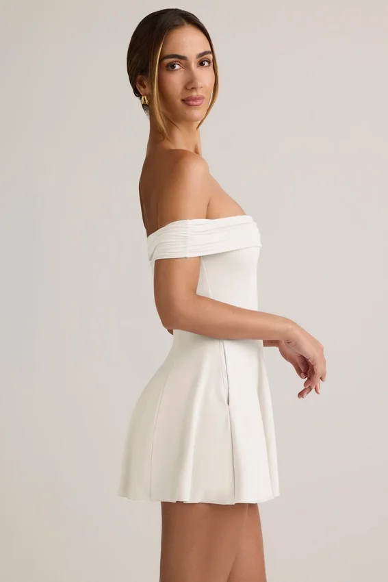 Vestido corto Jaida de modal con hombros descubiertos y corte en A en blanco Vestido corto Jaida de modal con hombros descubiertos y corte en A en blanco