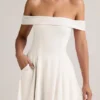 Vestido corto Jaida de modal con hombros descubiertos y corte en A en blanco Vestido corto Jaida de modal con hombros descubiertos y corte en A en blanco