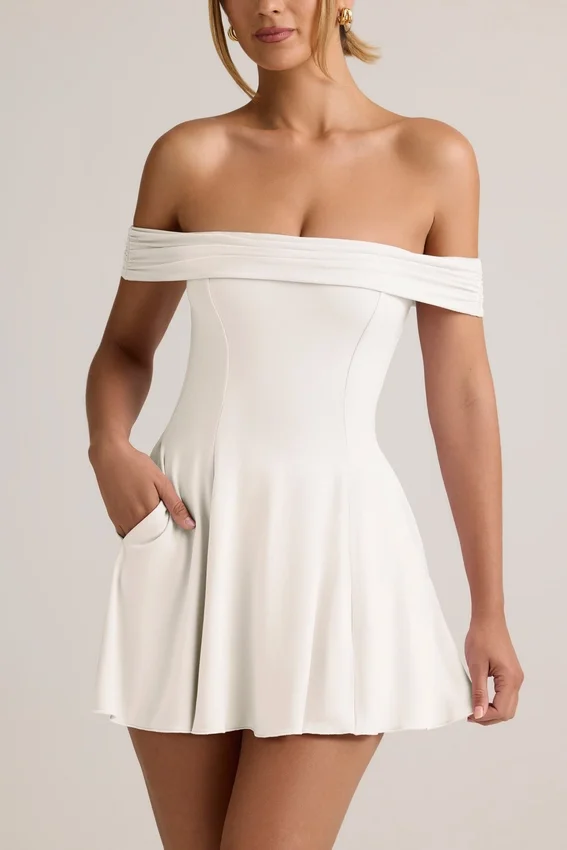 Vestido corto Jaida de modal con hombros descubiertos y corte en A en blanco Vestido corto Jaida de modal con hombros descubiertos y corte en A en blanco
