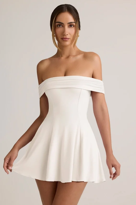 Vestido corto Jaida de modal con hombros descubiertos y corte en A en blanco Vestido corto Jaida de modal con hombros descubiertos y corte en A en blanco