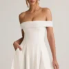 Vestido corto Jaida de modal con hombros descubiertos y corte en A en blanco Vestido corto Jaida de modal con hombros descubiertos y corte en A en blanco
