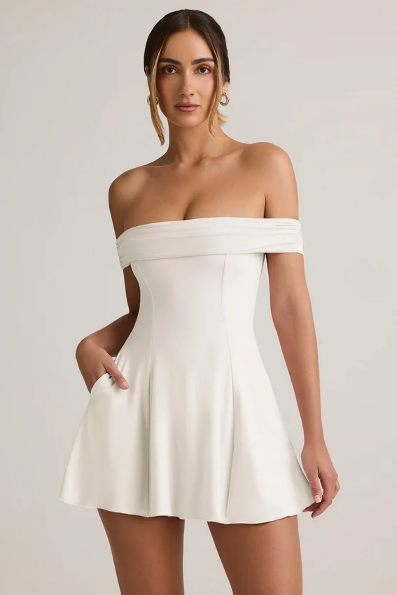 Vestido corto Jaida de modal con hombros descubiertos y corte en A en blanco Vestido corto Jaida de modal con hombros descubiertos y corte en A en blanco